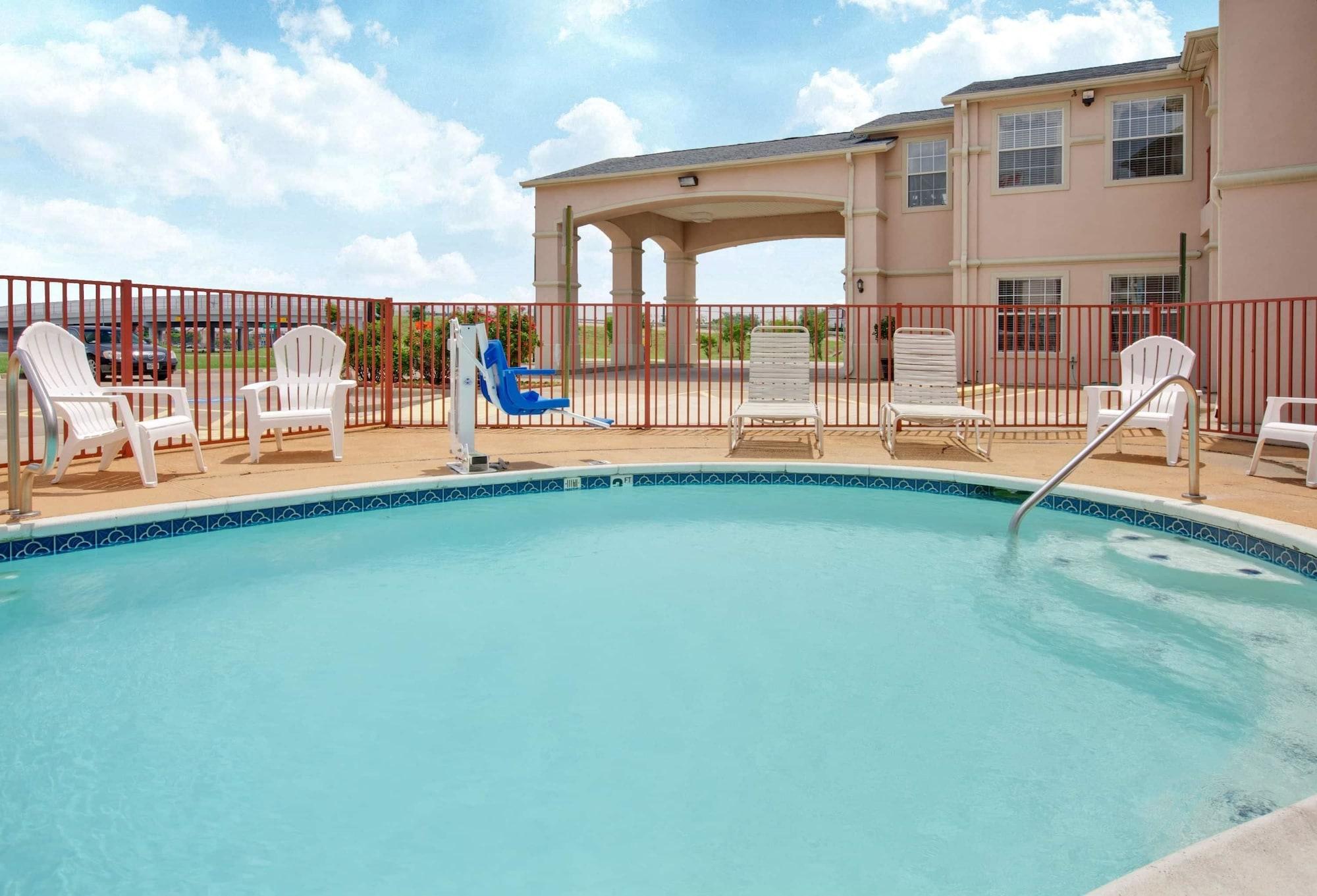 Super 8 By Wyndham Forney/East Dallas Zewnętrze zdjęcie
